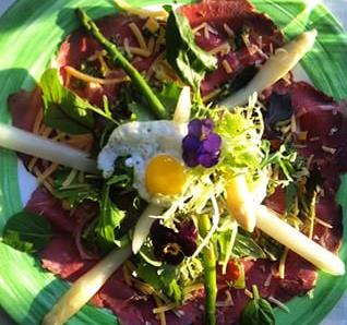 Salade lamsham met gepocheerd ei en mosterddressing